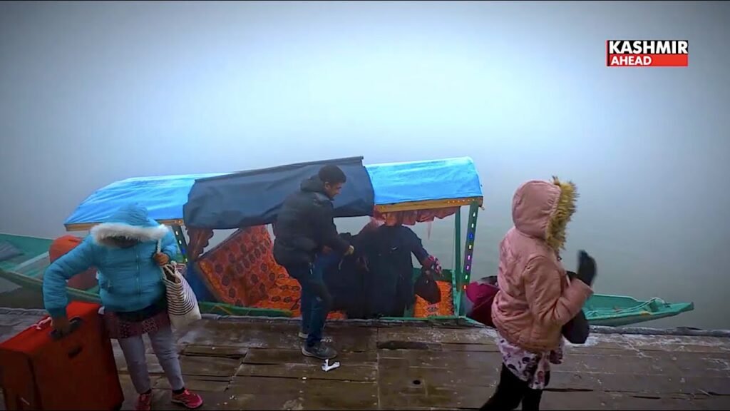 Fog spoils fun as tourists hope to see snow in Kashmir