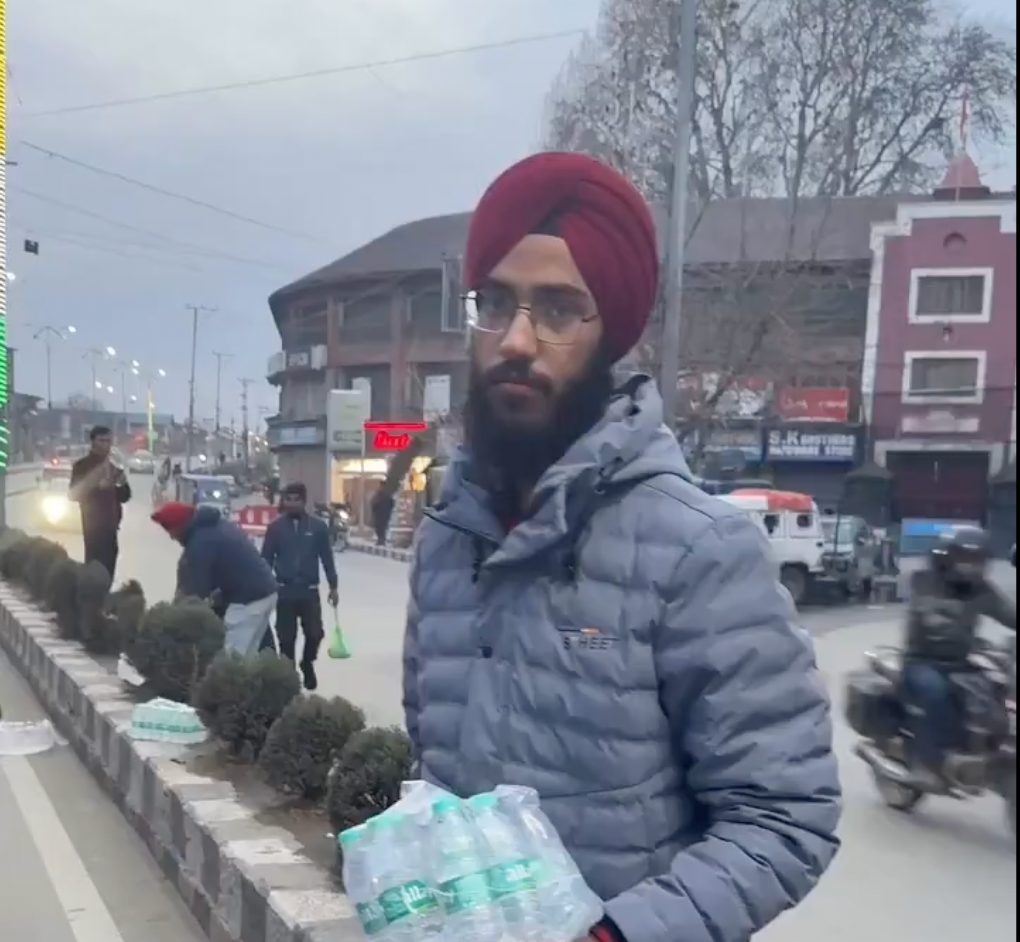 Sikh man’s gesture of unity at Lal Chowk iftar wins hearts across Kashmir