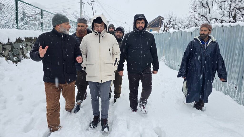 DC Baramulla reviews snow clearance operations to ensure safe road movement