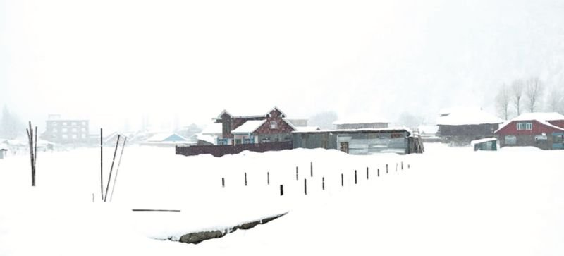 Fresh snow blankets Bandipora, Bandipora–Gurez road remains closed