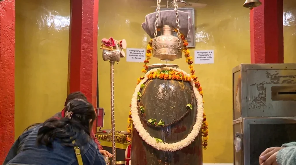 Devotees flock to Shankaracharya Temple on first day of Chaitra Navratri