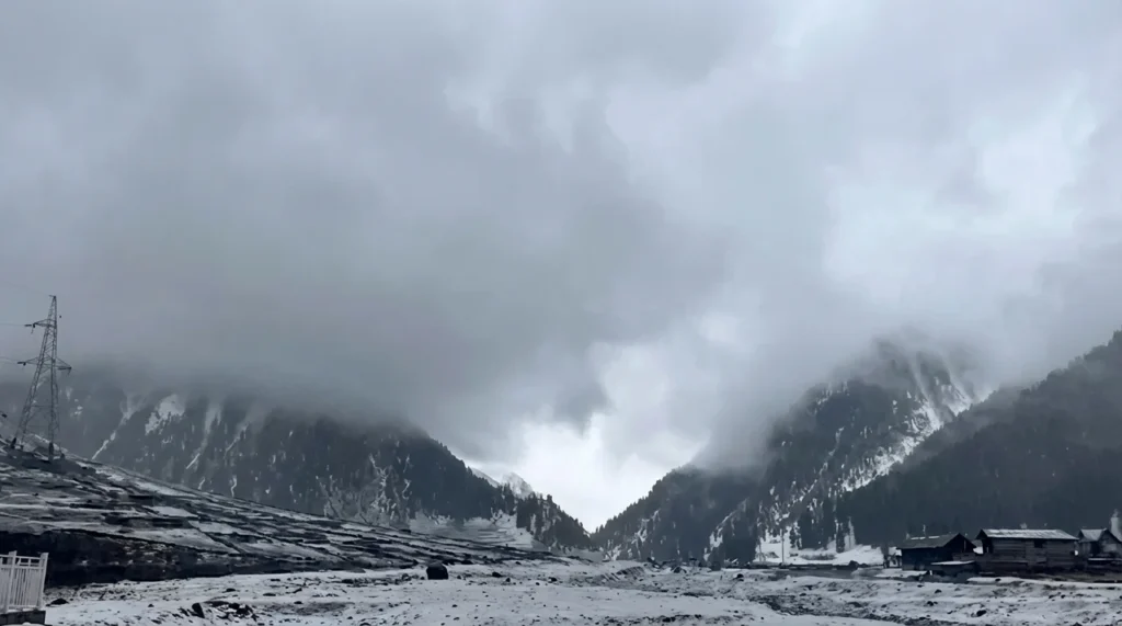 Fresh snowfall blankets Sonamarg, temperatures drop across region