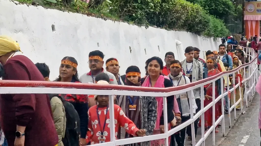 Devotees flock to Darshani Deodi on second day of Chaitra Navratri despite rain and cold
