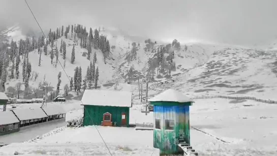 Fresh snowfall blankets Gulmarg, delights tourists and locals