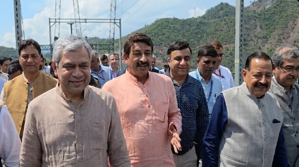 Manoj Tiwari sings Chenab Bridge tribute at Vande Bharat launch