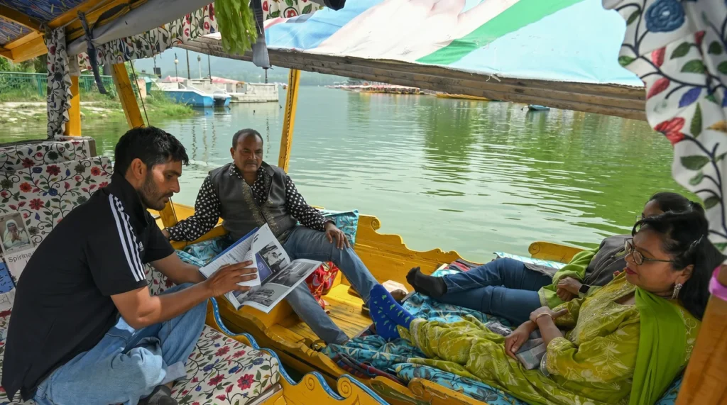 Floating library on Dal Lake attracts tourists