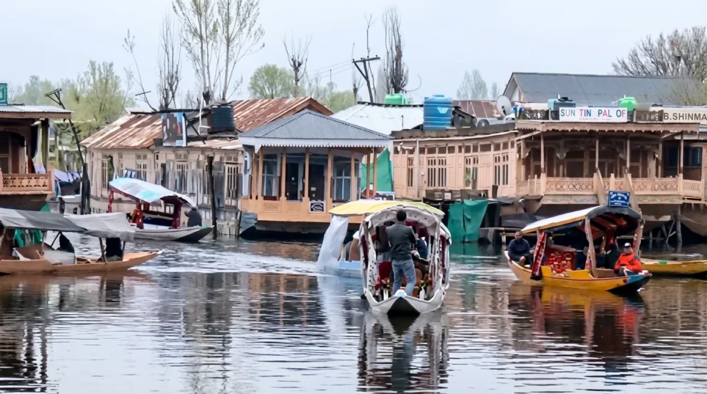 Tourist footfall surges in Srinagar amid pleasant weather
