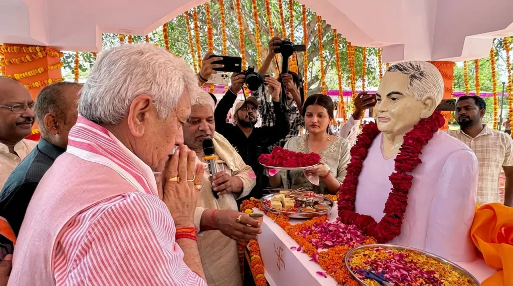 LG Manoj Sinha pays tribute, unveils statue in Ghazipur