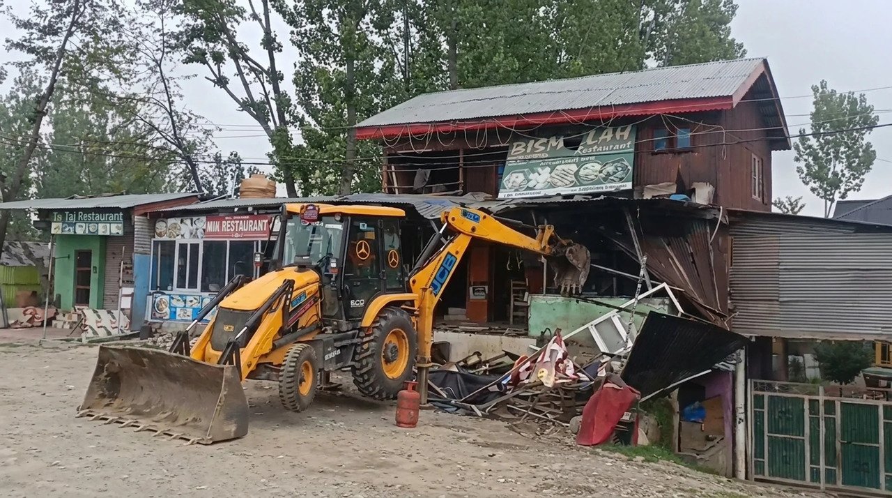 Anantnag admin demolishes drug peddlers’ Illegal properties in sangam crackdown