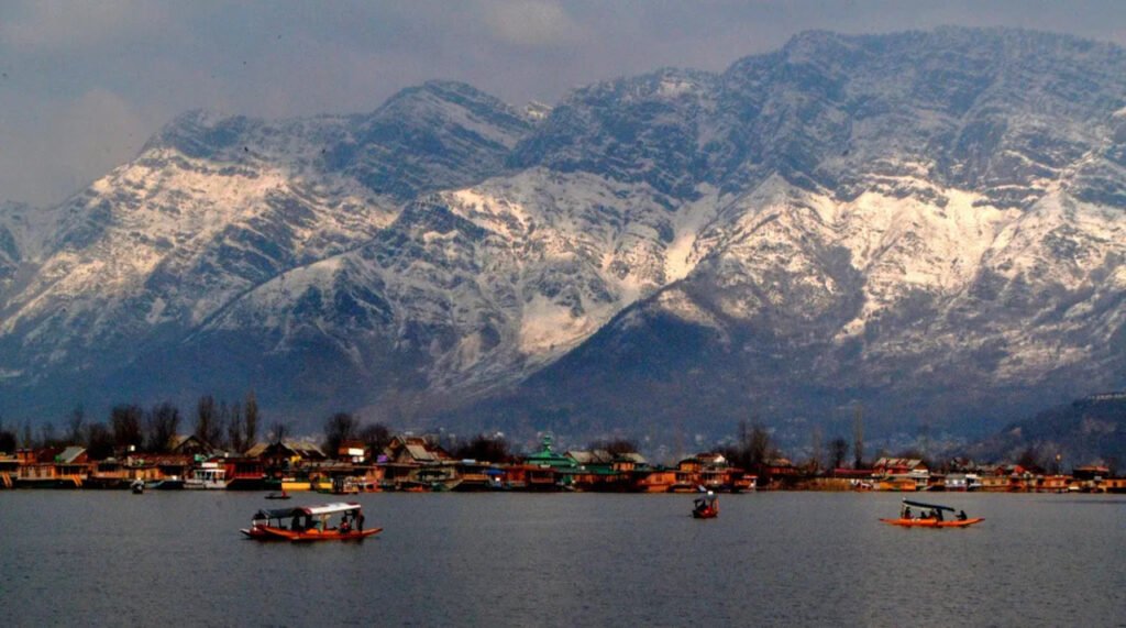 Pleasant morning weather draws  tourists to Dal Lake in Srinagar