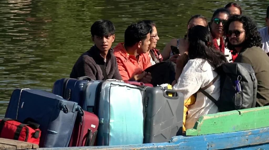 Tourists flock to Srinagar’s Dal Lake, enjoy pleasant weather and shikara rides