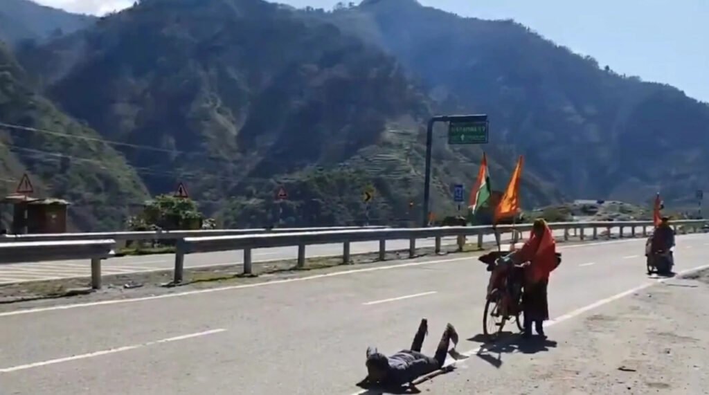 Devotees complete 1,700 km Dandvat Yatra, reach Ramban en route to Amarnath