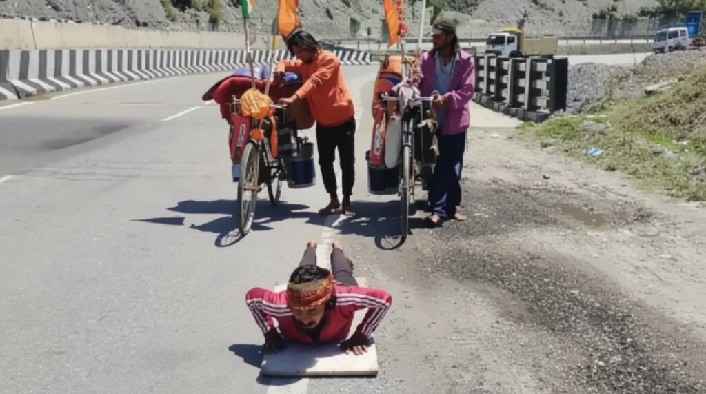 Four youth undertake ‘Dandvat Yatra’ to Amarnath Cave, showcasing deep devotion