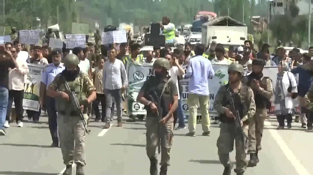 Anantnag: Civil Society, J&K Police and CRPF hold Anti-Drug Rally from Nipora to Mir Bazar