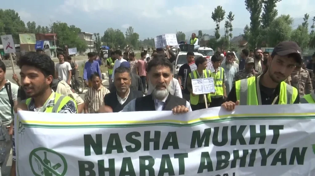 Anantnag: Civil Society, J&K Police and CRPF hold Anti-Drug Rally from Nipora to Mir Bazar