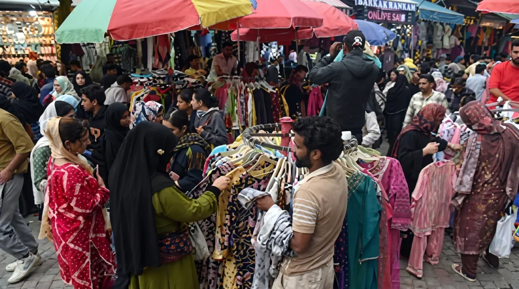 Srinagar markets thrive with Eid shopping ahead of Eid-ul-Adha