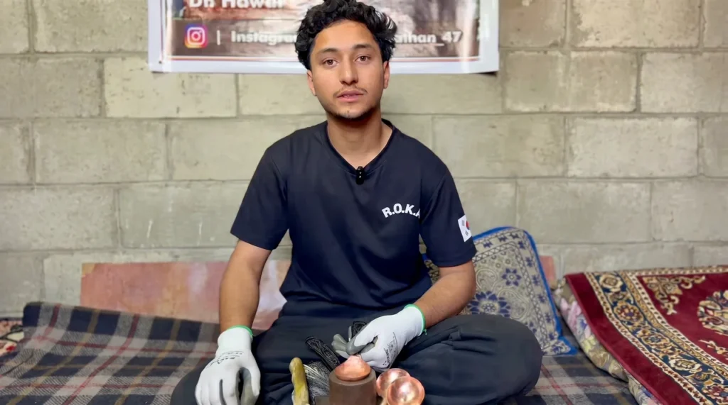 19-Year-Old Srinagar student keeps Kashmiri Naqashi tradition alive