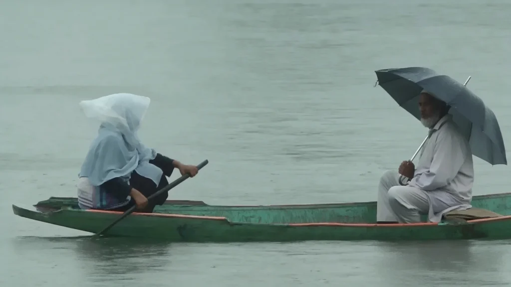 Light rain brings serenity to Dal Lake as cloudy weather persists in Srinagar