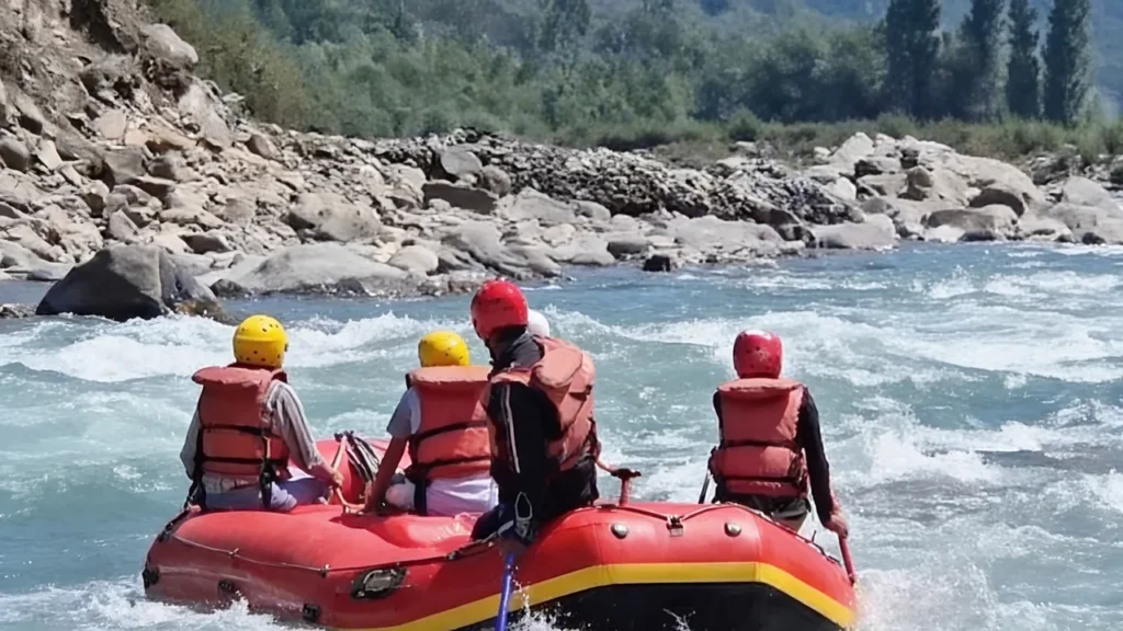 Pahalgam witnesses tourist surge as heatwave drives visitors to Kashmir