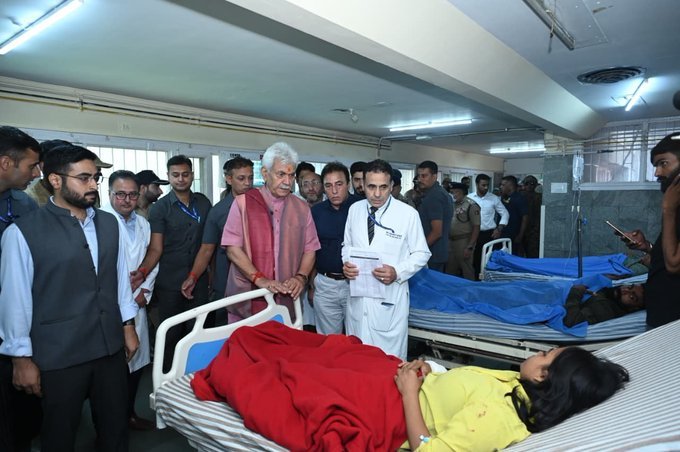 LG Manoj Sinha visits SKIMS Srinagar, reviews treatment of injured Shri Amarnath Yatra pilgrims after Ganderbal road accident