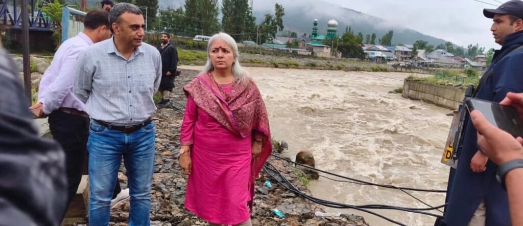 DC Bandipora urges public to stay away from water bodies