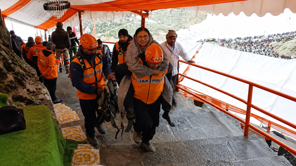 J&K Police mountain rescue team assists 65-year-old woman pilgrim on Amarnath Yatra Pahalgam route