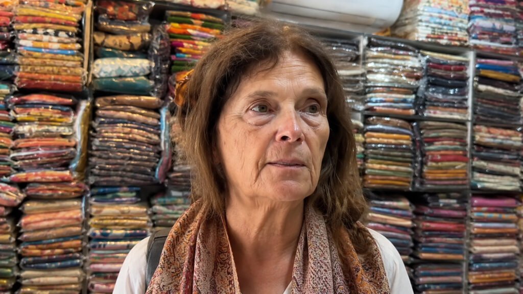 American Tourist Praises Kashmirs Authentic Kani and Pashmina Handicrafts