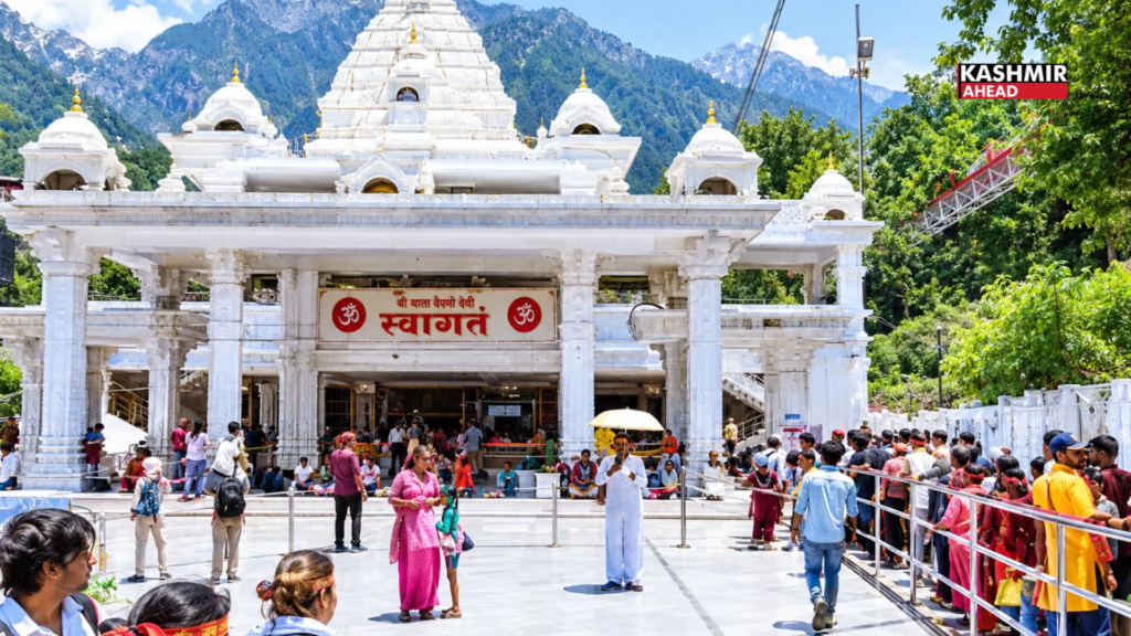 Devotees throng Shri Mata Vaishno Devi Shrine in Katra